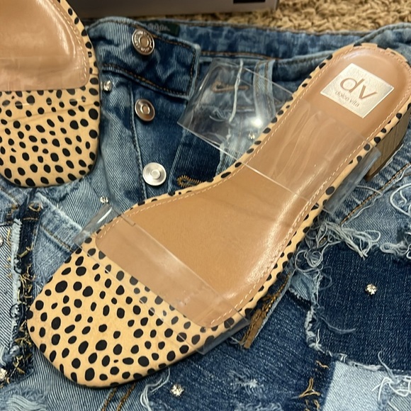 🩴 🏖️ ♥️ Beautiful leopard print sandals with invisible top straps - Picture 2 of 5